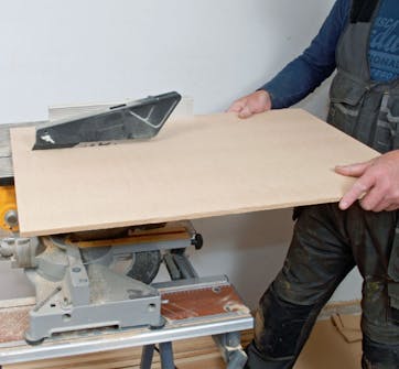 Bygga trappa: Såga till sättsteg F av 10 mm mdf Bygga trappa: Såga till sättsteg F av 10 mm mdf